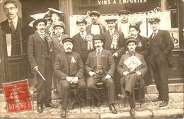 GROUPE DE CONSCRITS DEVANT UN BAR CARTE PHOTO EXPEDIE A TOUL - Zu Identifizieren