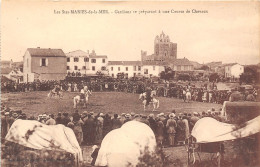 13-  LES-SAINTES- MARIES- DE-LA-MER -  GARDIANS SE PREPARANT A UN COURSE DE CHEVAUX - Saintes Maries De La Mer