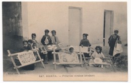 CPA - BISKRA (Algérie) - Fillettes Arabes Brodant - Biskra