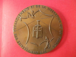 MEDAILLE BRONZE 50 ANNIVERSAIRE LIBERATION  OFFERT PAR MR LEOTARD MINISTRE DEFENSE 1994 MEDAILLE CROIX LIBERATION - Groot-Brittannië