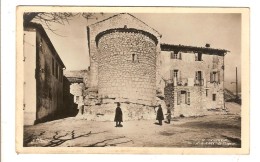 Delcampe - GOURDON - ALPES MARITIMES - UN COIN DE LA PLACE DE L'EGLISE - Gourdon