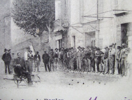 84 - LA TOUR D' AIGUES - " LES JOUEURS DE BOULES " - CARTE PIONNIERE - - La Tour D'Aigues