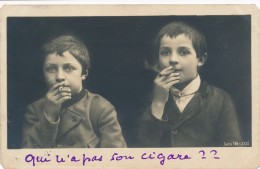 CPA ENFANTS Qui N 'a Pas Son Cigare Humour Enfants Fumant Le Cigare - Humorkaarten