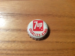 Ancienne Capsule Soda * "7 UP - QUALITY KING" Etats-Unis (USA) - SEVEN UP (intérieur Liège, Inscription 7UP) Fond Blanc - Limonade