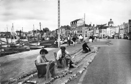 85-SABLE D'OLONNE- LA REPARATION DES FILETS SUR LE QUAI - Sables D'Olonne