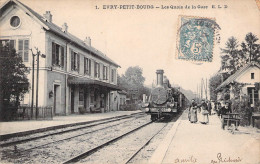 Evry Petit Bourg Les Quais De La Gare Cpa Animée 91 Essonne  E L D TRAIN VAPEUR BROUETTE Evry-Petit-Bourg - Evry