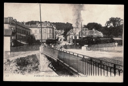 CPA ANCIENNE- PARMAIN (95)- PASSAGE A NIVEAU FERMÉ AU BOUT DU PONT- PASSAGE DU TRAIN A VAPEUR- ANIMATION - Parmain