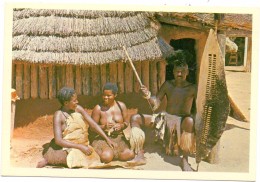 RHODESIA / SIMBABWE, Village Head With Two Of His Wives - Simbabwe