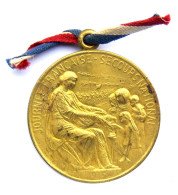 Médaille JOURNEE FRANCAISE - SECOURS NATIONAL. 1915. Guerre 1914-1918. Toile Emboutie, Doré - France