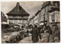 46 - Lot /  SAINT - CERE -- Place Du Mercadial (marché, Sacs De Patates). - Saint-Céré