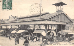 77- MONTEREAU - LES HALLES UN JOUR DE MARCHE - Montereau