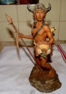 STATUE FIGURINE AVEC DES CORNES ET LANCE ET BOUCLIER ETAT NEUF 28.5 Cm - Other & Unclassified