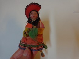 Petite Poupee H 10cm Folklorique Pays A Identifier (perou-mongolie ????)tete En Terre Cuite-membres En Fil De Fer - Autres & Non Classés