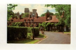 - ANGLETERRE  WARWICKSHIRE . WARWICK . THE CASTLE FROM BRIDGE END  . - Warwick