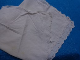 Decor De Taie (belle Broderie ) A Recuperer Sur Cette Taie 72cm X72 Pour Confectionner Robe Pour Poupee - Encajes Y Tejidos