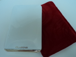 CLARINS : " LE BOITIER MIROIR" SIGLE + POCHETTE ROUGE SIGLEE   LIRE ET VOIR!! - Miniatures Femmes (avec Boite)