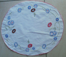 Ancien Napperon Ovale Brodé Main 36cm X 41 Cm Motif Avec Des Fleurs - Tablemates