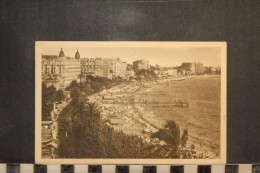 CP, 06, CANNES La Plage De La Croisette Et Les Grands Hotels - Cannes