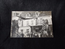 Nogent - Le - Roi . Jour De Fête . Place Des Harengs.Pub LU ET MENIER. Carte Photo Andrieux. 2 Scans - Nogent Le Roi