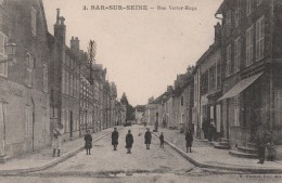 BAR SUR SEINE - LA RUE VICTOR HUGO - BELLE CARTE ANIMEE - PEU COURANTE -  TOP !!! - Bar-sur-Seine