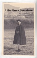 1942 - JEUNE FILLE DANS UN PRE AVEC UN MANTEAU CAPE - PHOTO - Anonymous Persons