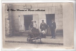 1911 - UNE FAMILLE AU TRAVAIL - BROUETTE SEAU TONNEAU - CARTE PHOTO - Bauern