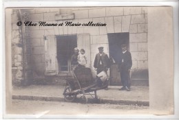 1911 - UNE FAMILLE AU TRAVAIL - BROUETTE SEAU TONNEAU - CARTE PHOTO - Landbouwers