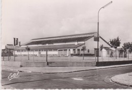 CPSM 9X14 . GENNEVILLIERS ( 92) Le Gymnase Municipal ( SPORT ) - Gennevilliers