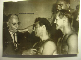 PHOTO ORIGINALE 1948 MARCEL CERDAN CONTROLE MEDICAL D'AVANT MATCH - 18X13 KEYSTONE TIRAGE D'EPOQUE BOXE BOXING - Famous People