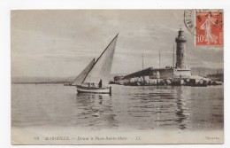 MARSEILLE - N° 83 - BATEAU DEVANT LE PHARE SAINTE MARIE - PETITS PLIS ANGLES BAS - CPA  VOYAGEE - Puerto Viejo (Vieux-Port), Saint Victor, Le Panier