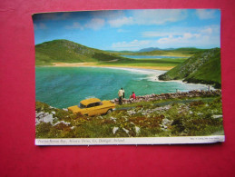 CPM  IRLANDE EIRE  TRA NA ROSSAN BAY ATLANTIC DRIVE CO DONEGAL IRELAND  ANIMEE VOITURE JAUNE VOYAGEE 1968 TIMBRE - Donegal