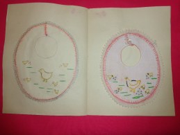 Bavette De Bebe Doublee-(petit Bavoir)- Devoir De Dessin Et De Couture Dans Les Ecoles (poule Poussins - Andere & Zonder Classificatie