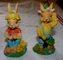 LOT DE 2 FIGURINES LAPINS EN RESINE SUR SOCLE 11 Cm Environ - Autres & Non Classés