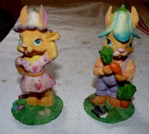 LOT DE 2 FIGURINES LAPINS EN RESINE SUR SOCLE 11 Cm Environ - Autres & Non Classés