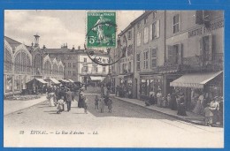 CPA - VOSGES - EPINAL - LA RUE D'ARCHES - Belle Animation Devant Les Commerces Et Le Marché - LL / 32 - Epinal