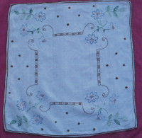 NAPPERON  Ancien Brodé  Main, 49 Cm X 52 Cm - Napperons