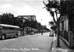 04553 "(NA) TORRE DEL GRECO - VIA CESARE BATTISTI" ANIMATA, AUTO, BUS CAMPANILE NAPO.  CART  SPED - Torre Del Greco