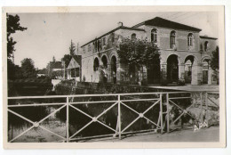 CPA   32   CASTERA VERDUZAN   1960     HOTEL DE VILLE HALLES ET CANAL - Castera