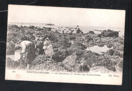 CPA 14 TROUVILLE SUR MER LES CHERCHEURS DE MOULES AUX ROCHES MUSSELL HUNTING - Trouville