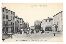 VIC LE COMTE  (cpa 63)  La Grand'route, Vue Sur La Mairie  Mariage - L'auvergne Pittoresque - - Vic Le Comte