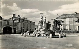 SAINTE HERMINE LA PLACE ET LE MONUMENT CLEMENCEAU - Sainte Hermine