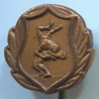 WRESTLING Sport -  Vintage Pin Badge, BERTONI Milano - Wrestling