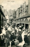 N°50021 -cpa Dinan -les Halles- - Plazas De Mercados