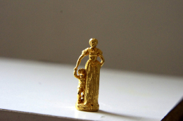 Delcampe - Fève Dorée - Blanche-Neige - Disney