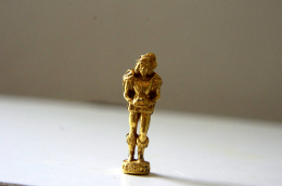 Delcampe - Fève Dorée - Le Prince - Disney