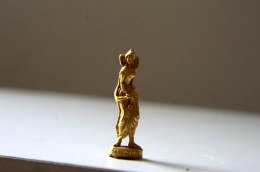 Delcampe - Fève Dorée - Peau D'âne - Disney