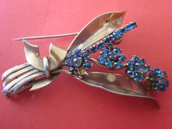 Vintage Bijou  Ancien  Broche Fantaisie Métal Doré Sans Valeur Ornée Avec Pierres Fleur Bleuet En Verre Ou Similaire - Broches