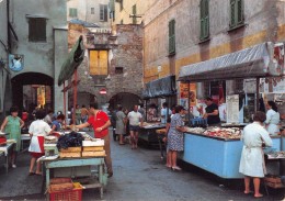 04564 "CHIAVARI - RIVIERA AZZURRA - MERCATO DEL PESCE - SFONDO RESTI ARCH. TRECENTESCA" ANIMATA. CART SPED 1971 - Street Merchants