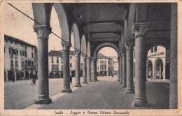 04567 "(PN) SACILE - LOGGIA E PIAZZA VITTORIO EMANUELE" ANIMATA. CART SPED 1942 - Andere Steden
