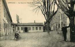 87 - 270616 - AMBAZAC - La Cour De L'Ecole Saint-Jean - Ambazac